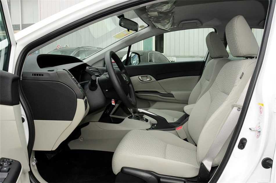 2014款 1.8L AT 经典版 座椅空间