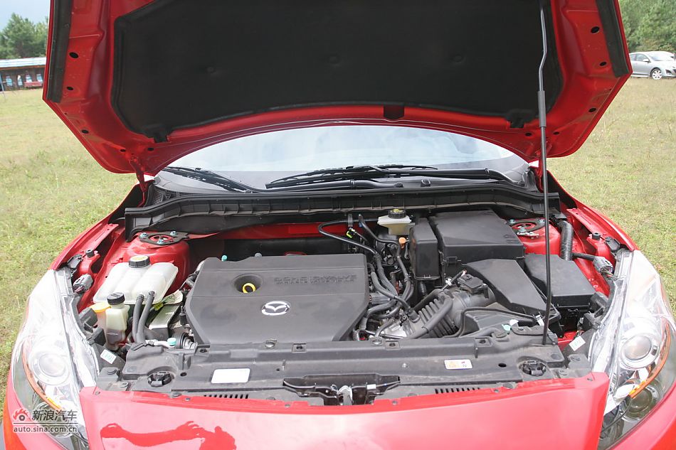 马自达3星骋发动机舱