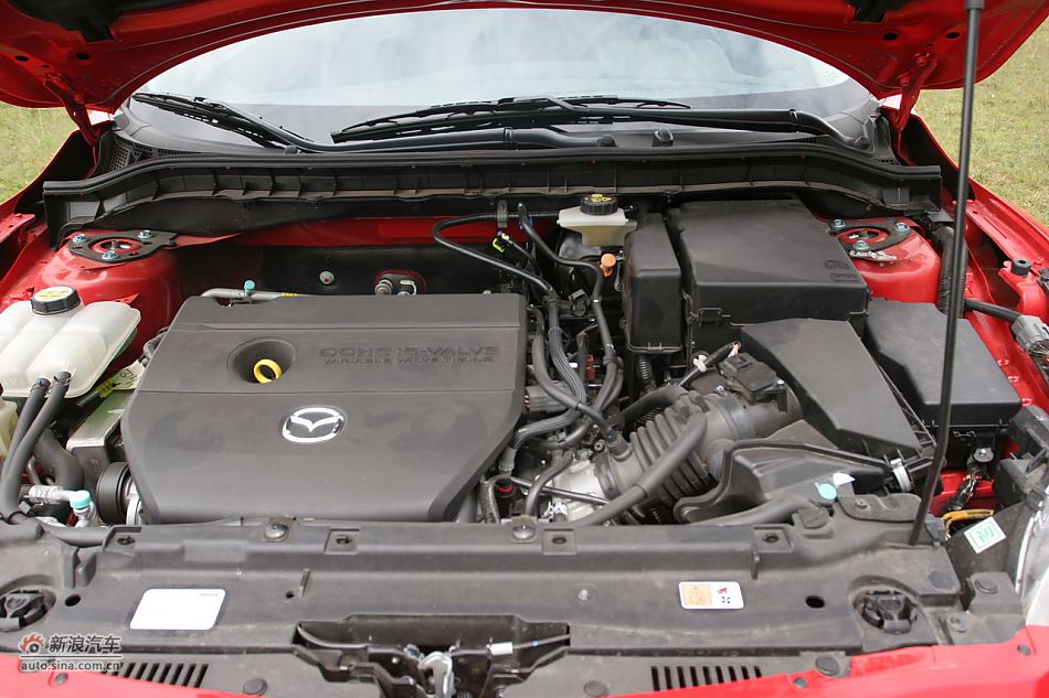 马自达3星骋发动机舱