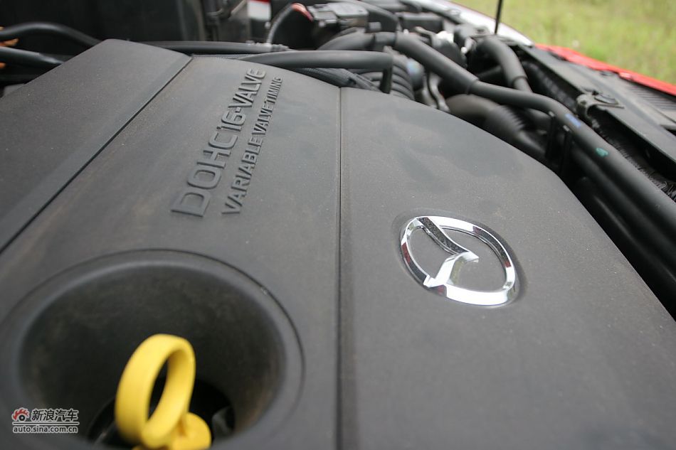 马自达3星骋发动机舱