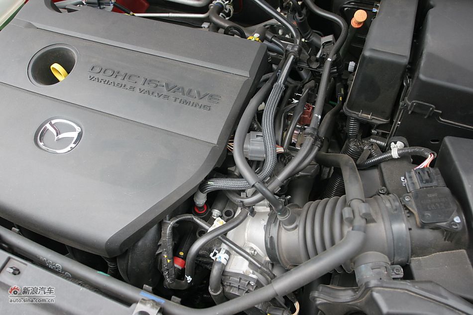 马自达3星骋发动机舱