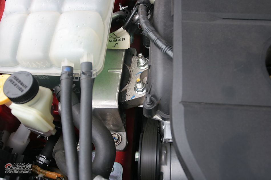 马自达3星骋发动机舱