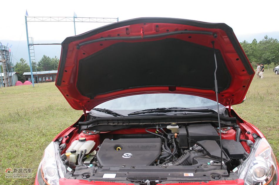 马自达3星骋发动机舱