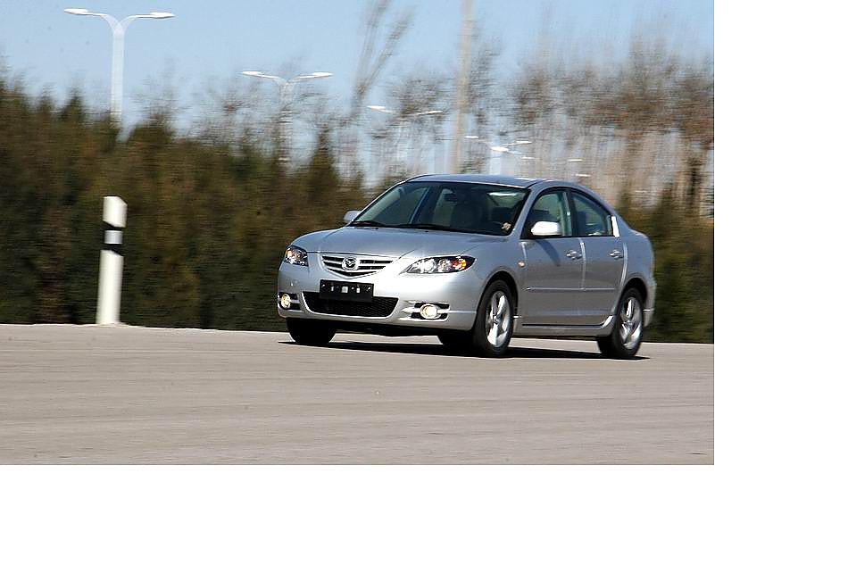 马自达3动态图片