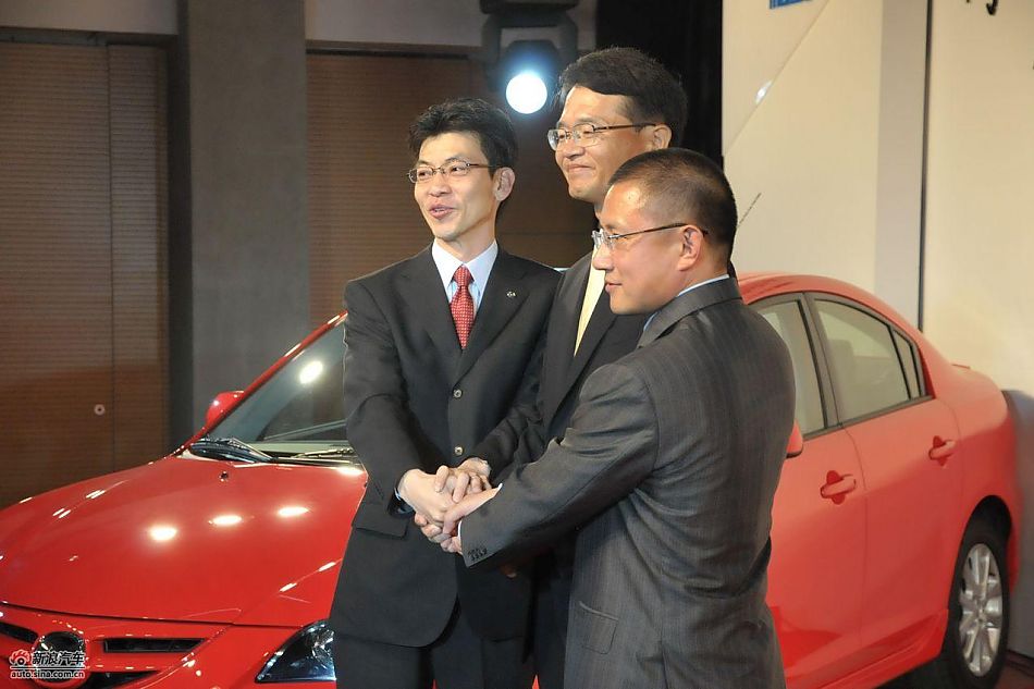 马自达3经典款上市图领导合影