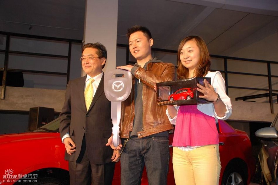 长安马自达总经理藤桥稔与第一位车主合影 