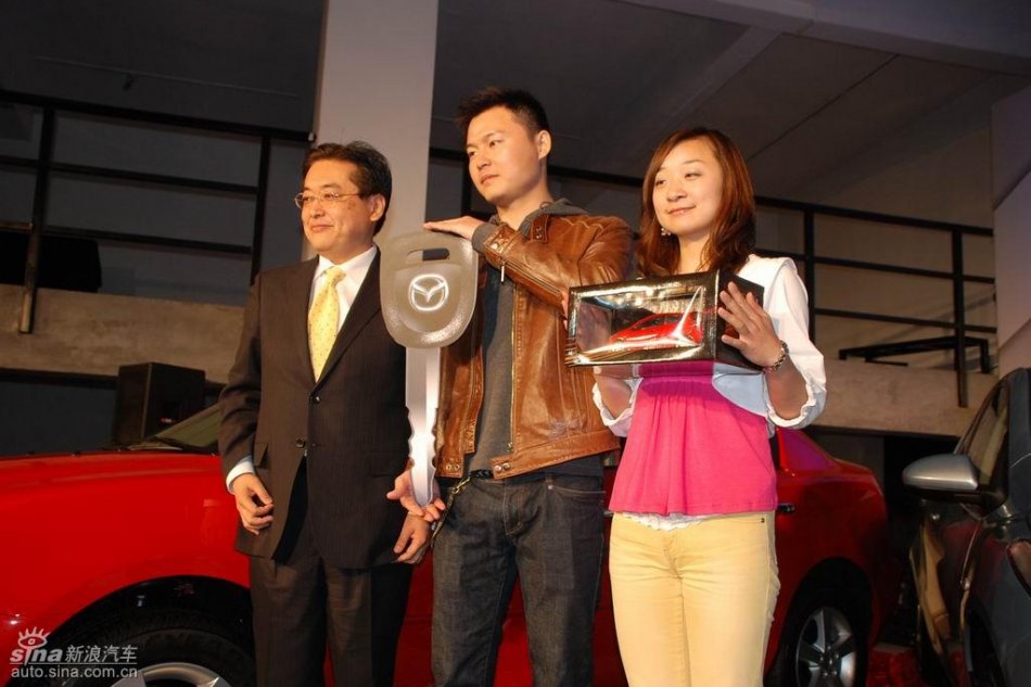 长安马自达总经理藤桥稔与第一位车主合影 