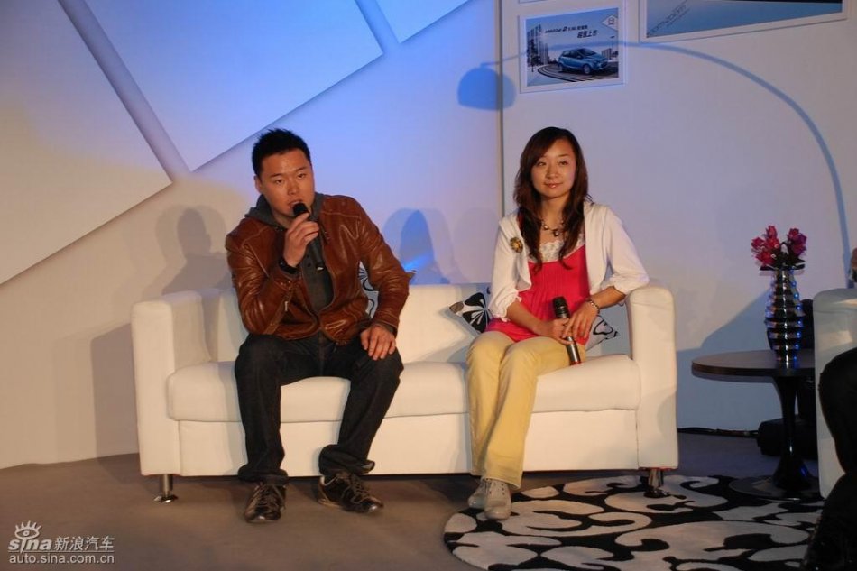 马自达3 1.6L天窗版第一位车主现场接受采访