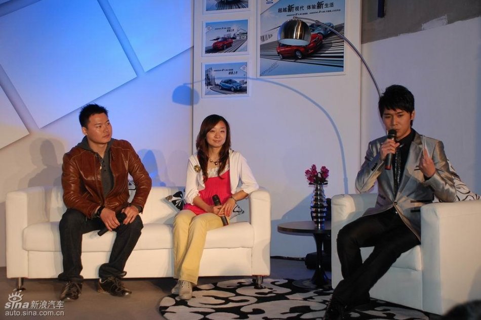 马自达3 1.6L天窗版第一位车主现场接受采访