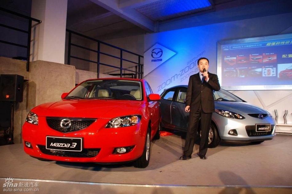 长安马自达对两款新车型进行现场讲解