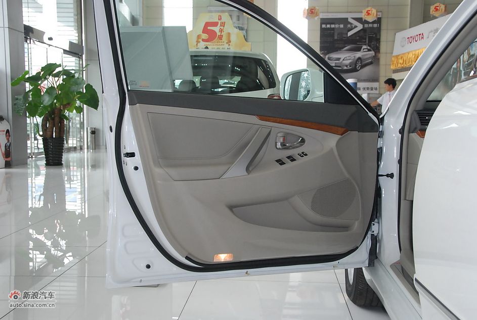 2011款广汽丰田凯美瑞纪念版