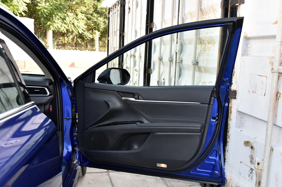 2018款 2.5HQ 旗舰版 座椅空间