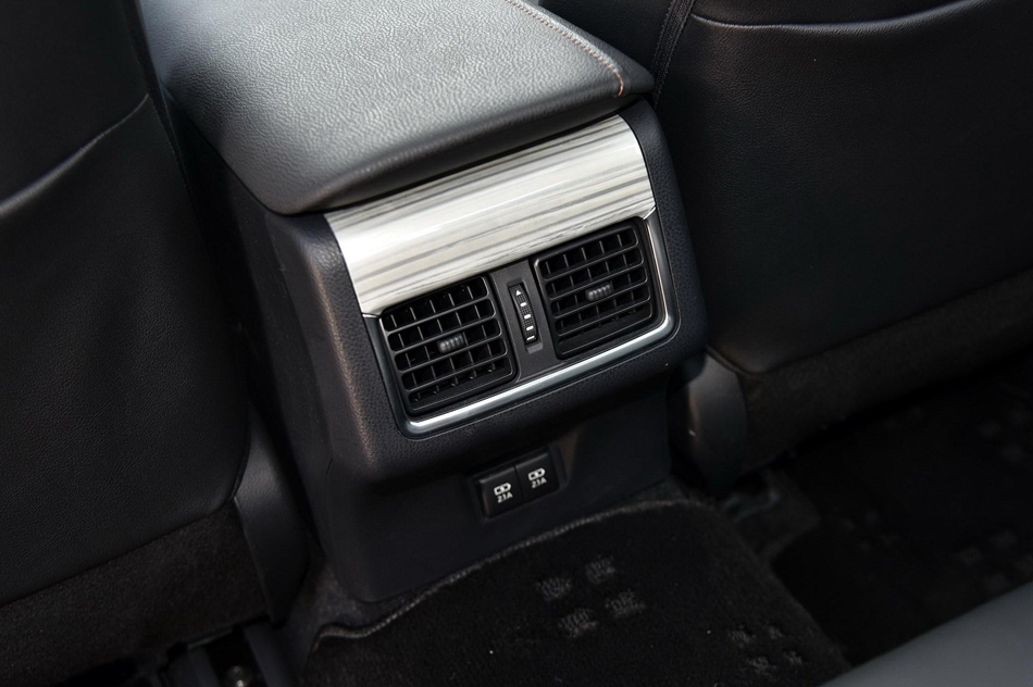 2018款 2.5HQ 旗舰版 座椅空间