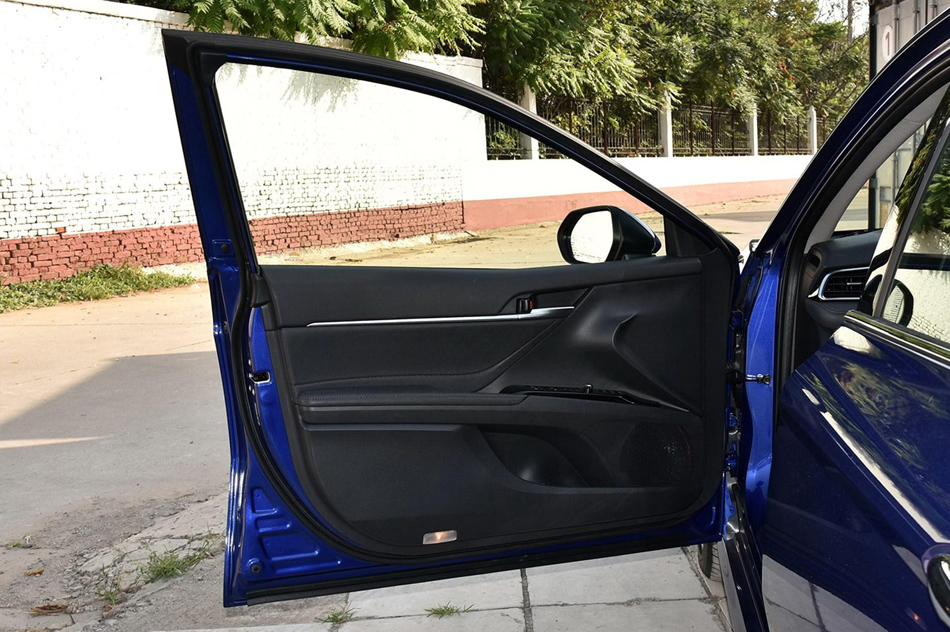 2018款 2.5HQ 旗舰版 座椅空间