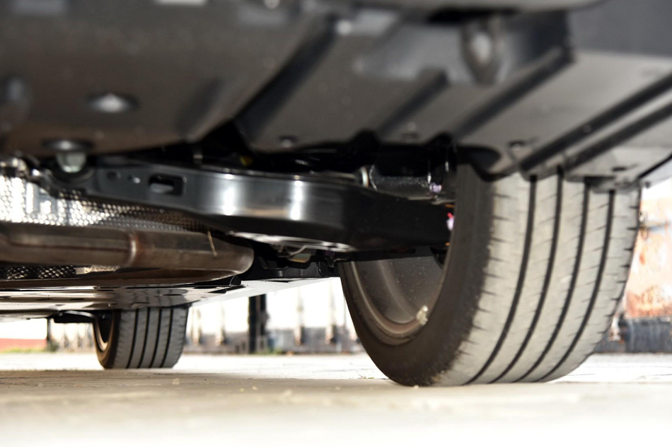 2018款 2.5HQ 旗舰版 引擎底盘