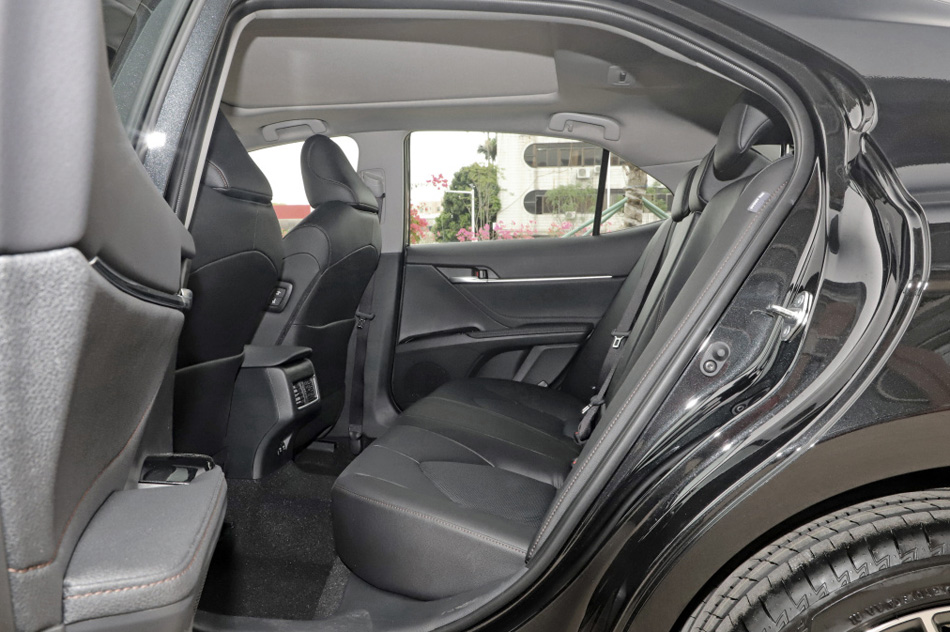 2021款 2.5G 豪华版 座椅空间