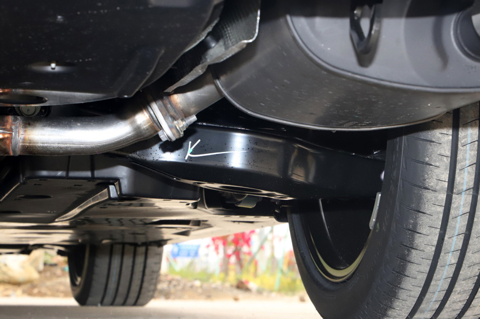 2021款 2.5G 豪华版 引擎底盘