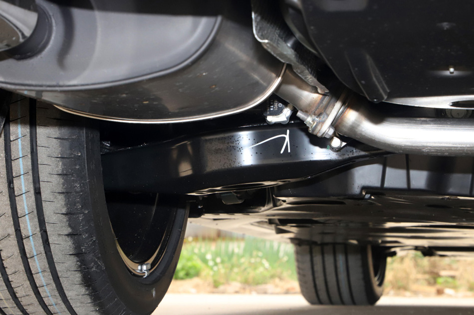 2021款 2.5G 豪华版 引擎底盘