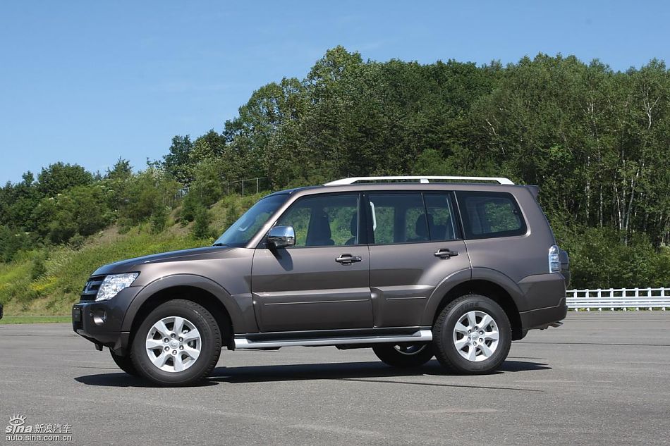 2010款三菱帕杰罗3.0豪华版外观