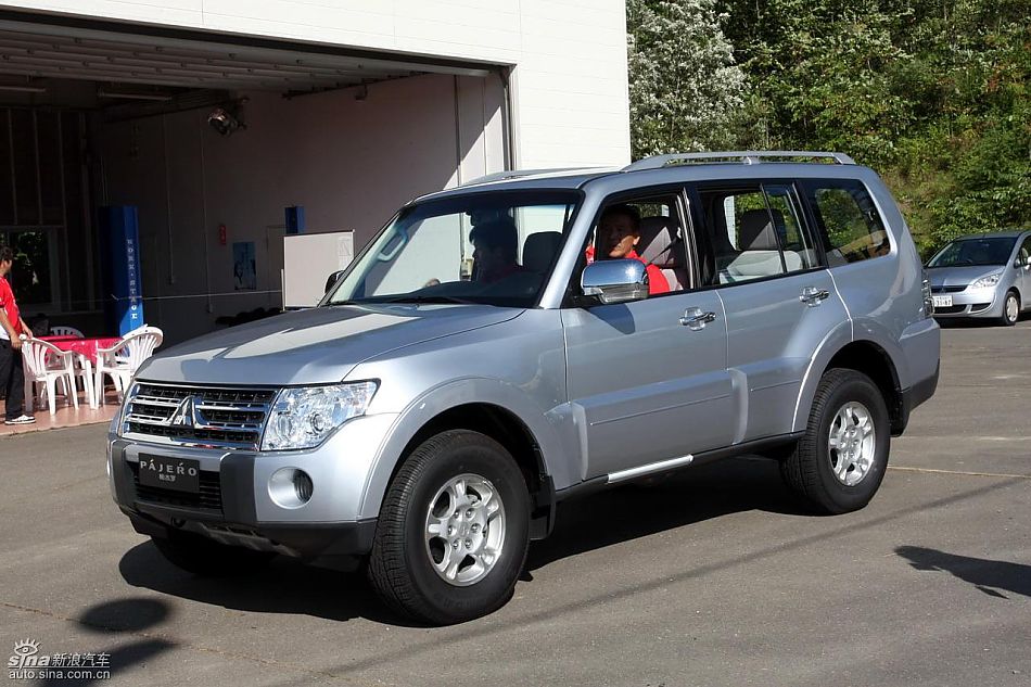 2010款三菱帕杰罗3.0豪华版外观