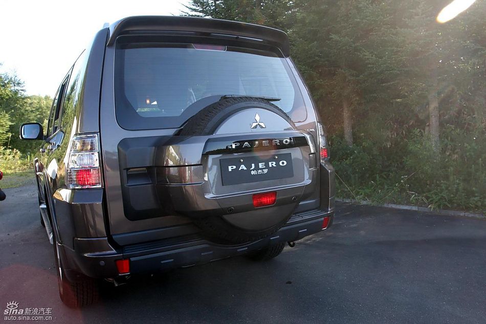 2010款三菱帕杰罗3.0豪华版外观