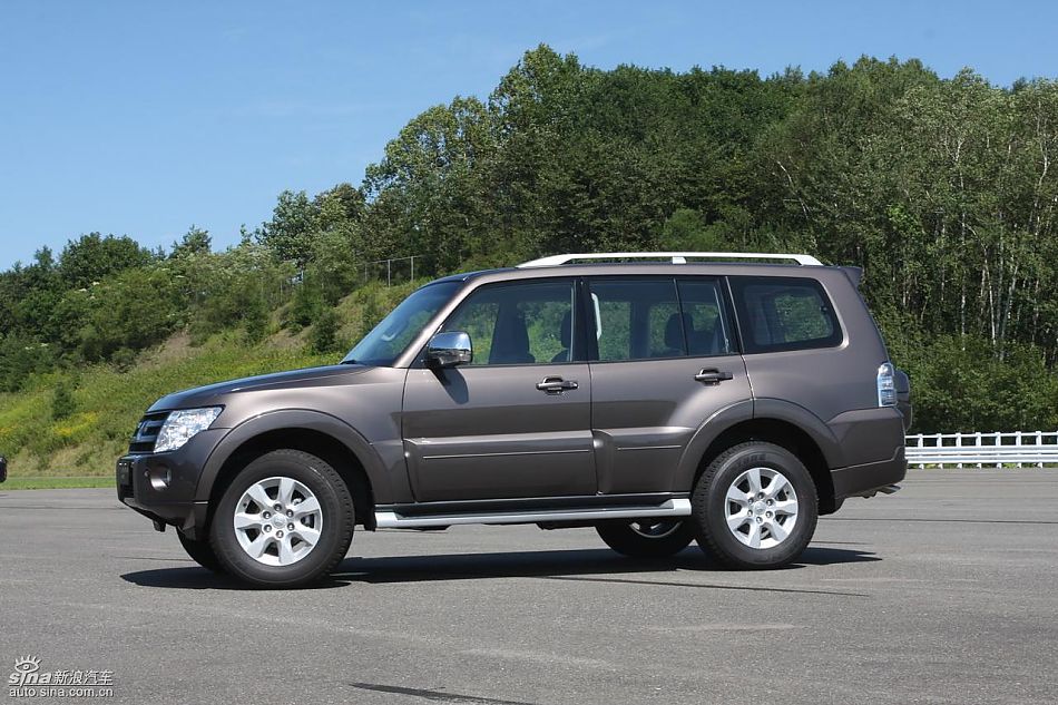 2010款三菱帕杰罗3.0豪华版外观