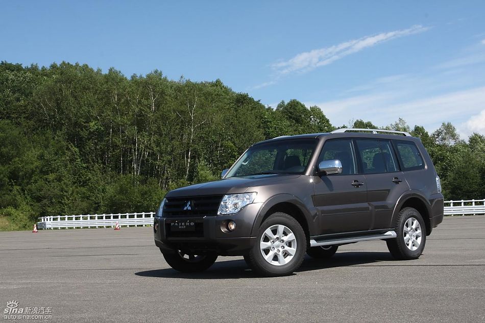 2010款三菱帕杰罗3.0豪华版外观