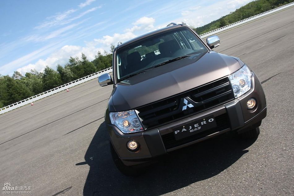 2010款三菱帕杰罗3.0豪华版外观
