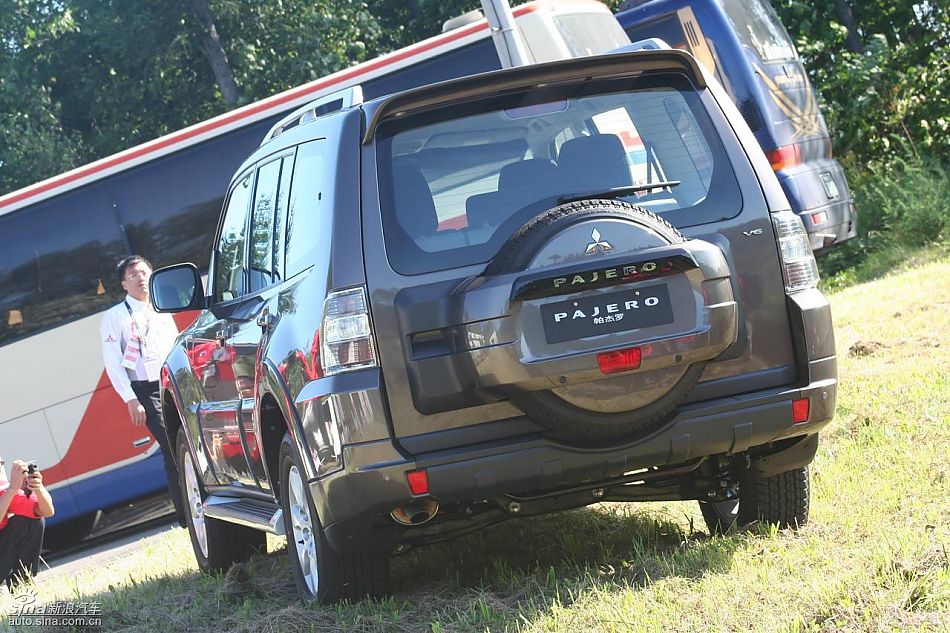 2010款三菱帕杰罗3.0豪华版外观