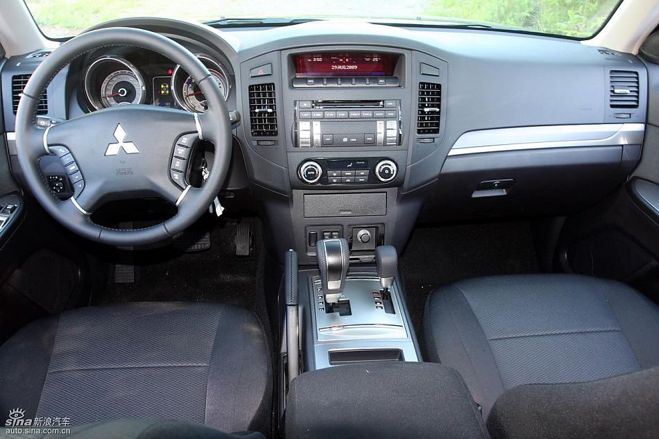 2010款三菱帕杰罗3.0豪华版内饰
