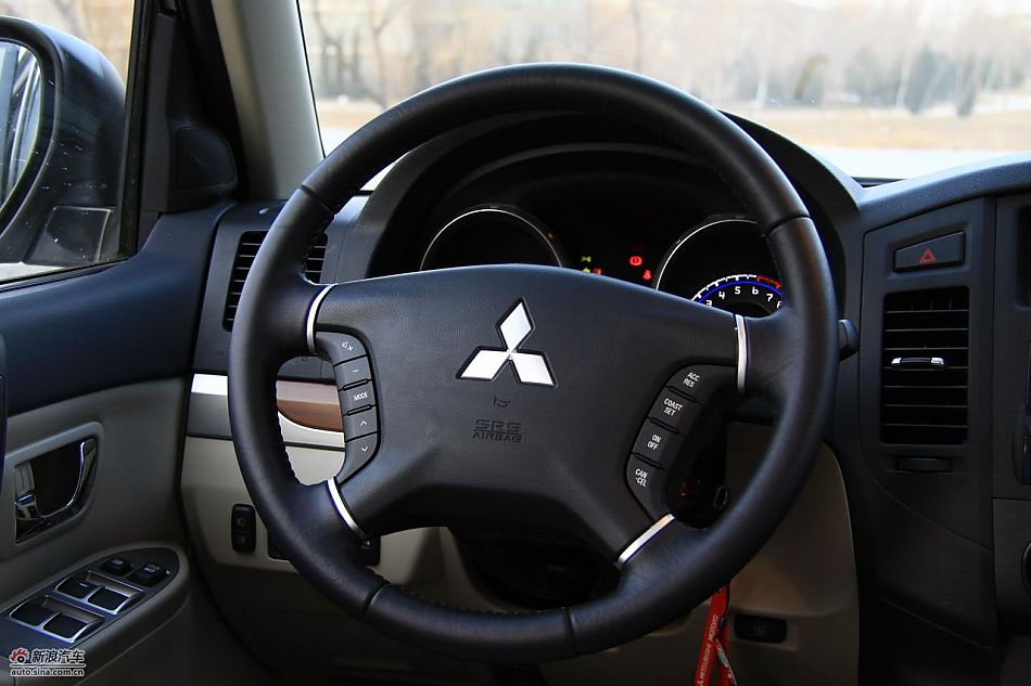 进口三菱帕杰罗内饰实拍图