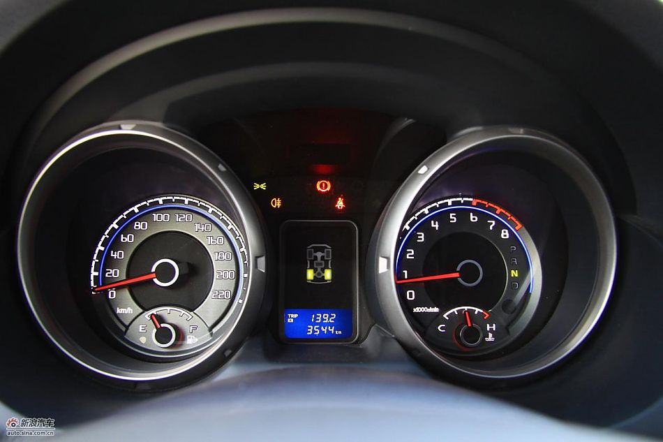 进口三菱帕杰罗内饰实拍图