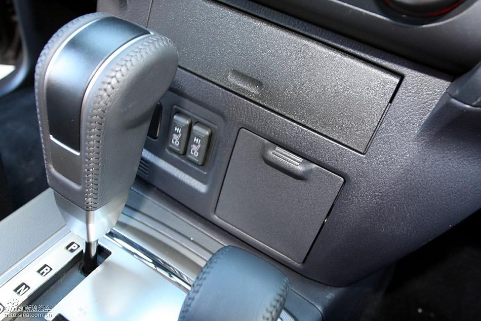 2010款三菱帕杰罗3.0豪华版内饰