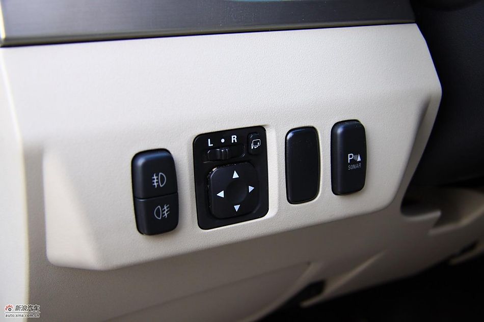 进口三菱帕杰罗内饰实拍图