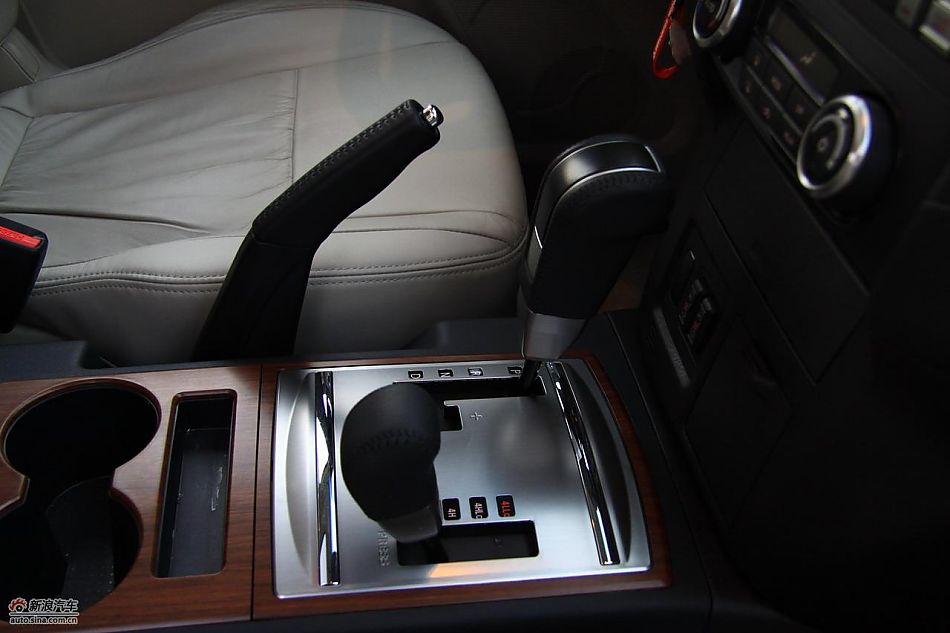 进口三菱帕杰罗内饰实拍图