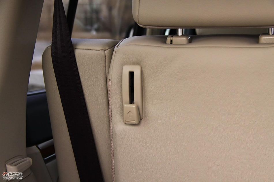 进口三菱帕杰罗内饰实拍图
