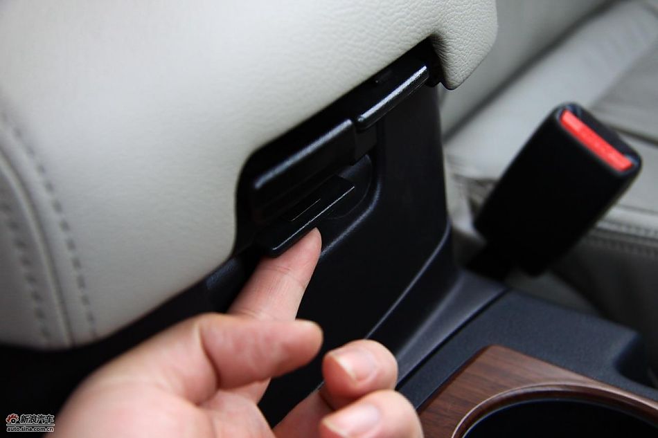 进口三菱帕杰罗内饰实拍图