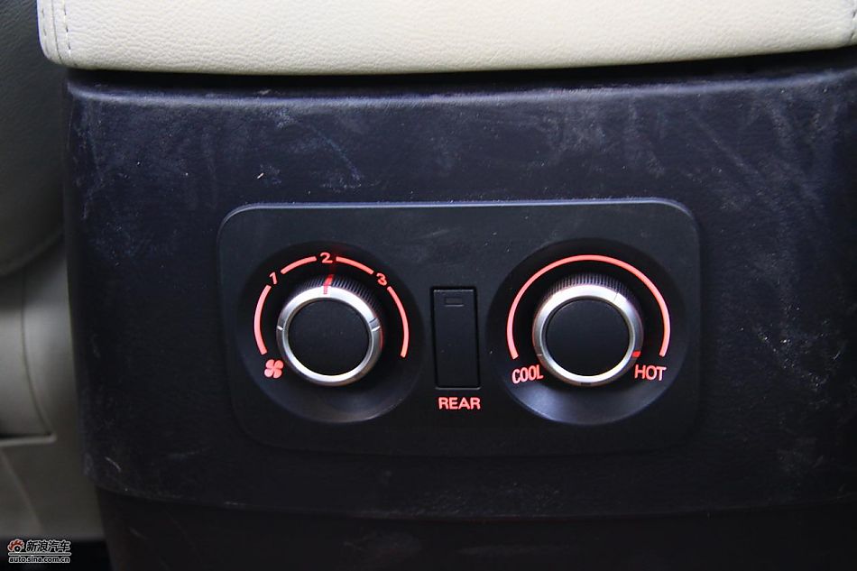 进口三菱帕杰罗内饰实拍图