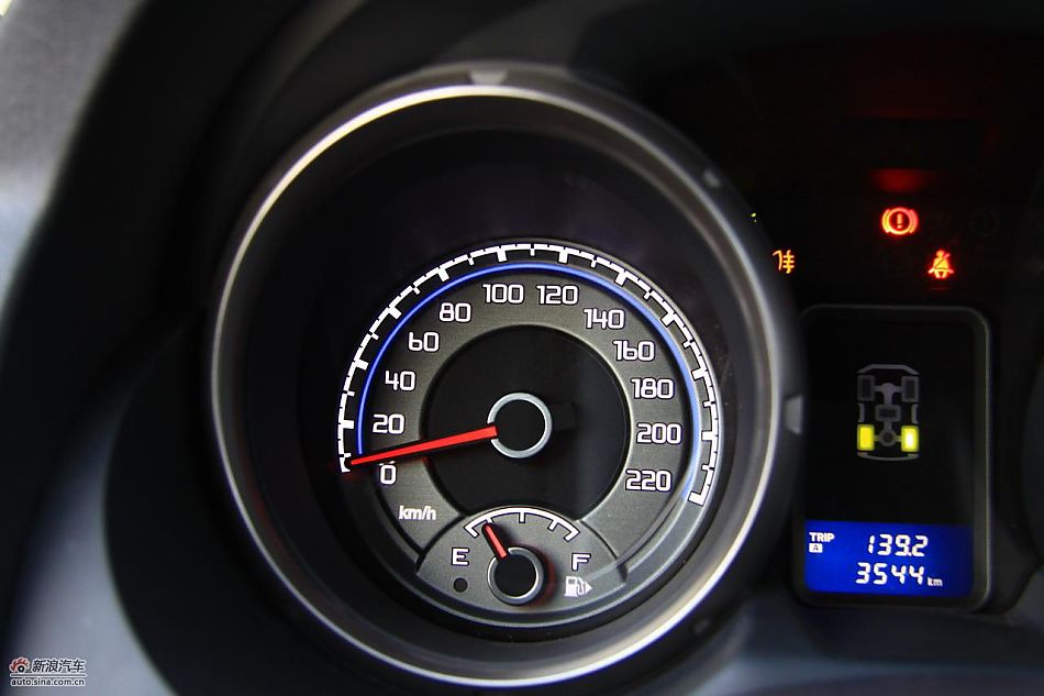 进口三菱帕杰罗内饰实拍图