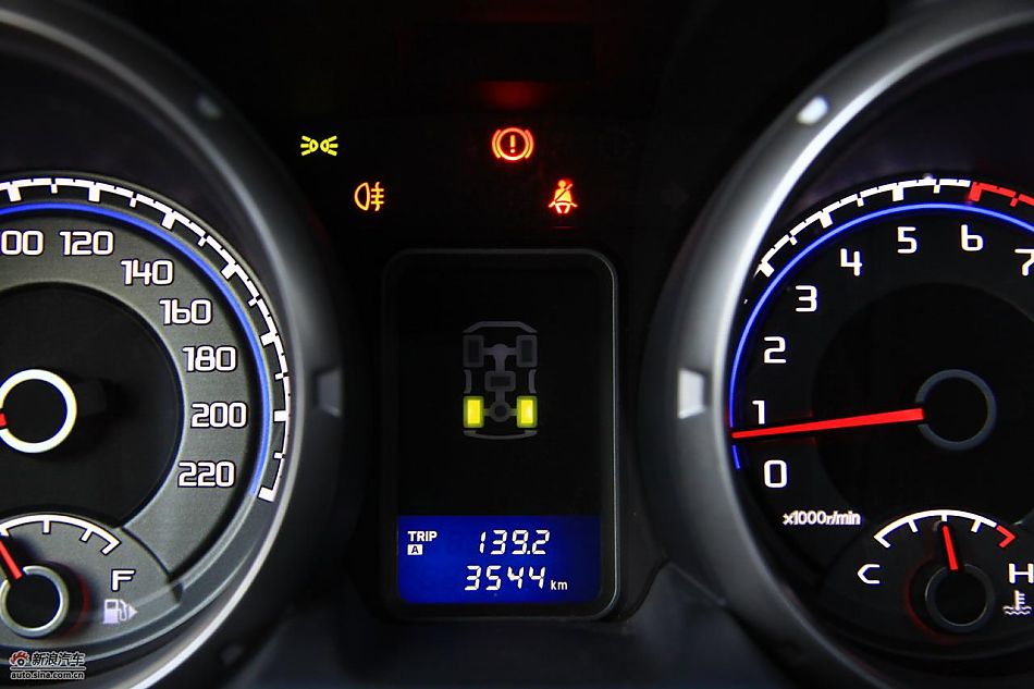 进口三菱帕杰罗内饰实拍图