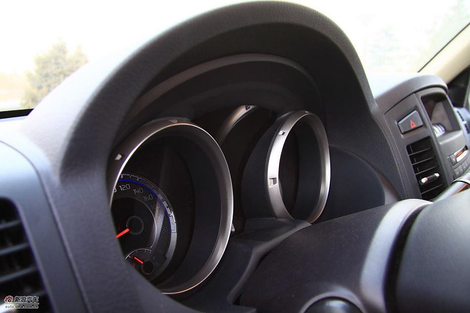 进口三菱帕杰罗内饰实拍图