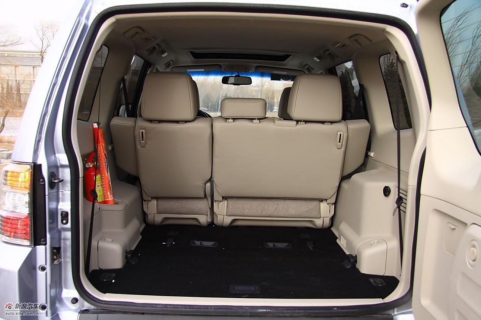 进口三菱帕杰罗内饰实拍图