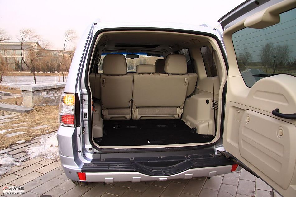 进口三菱帕杰罗内饰实拍图