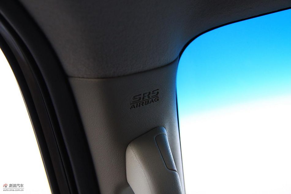 进口三菱帕杰罗内饰实拍图