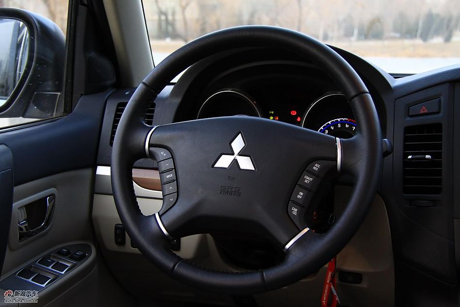 进口三菱帕杰罗内饰实拍图