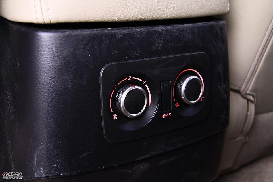 进口三菱帕杰罗内饰实拍图
