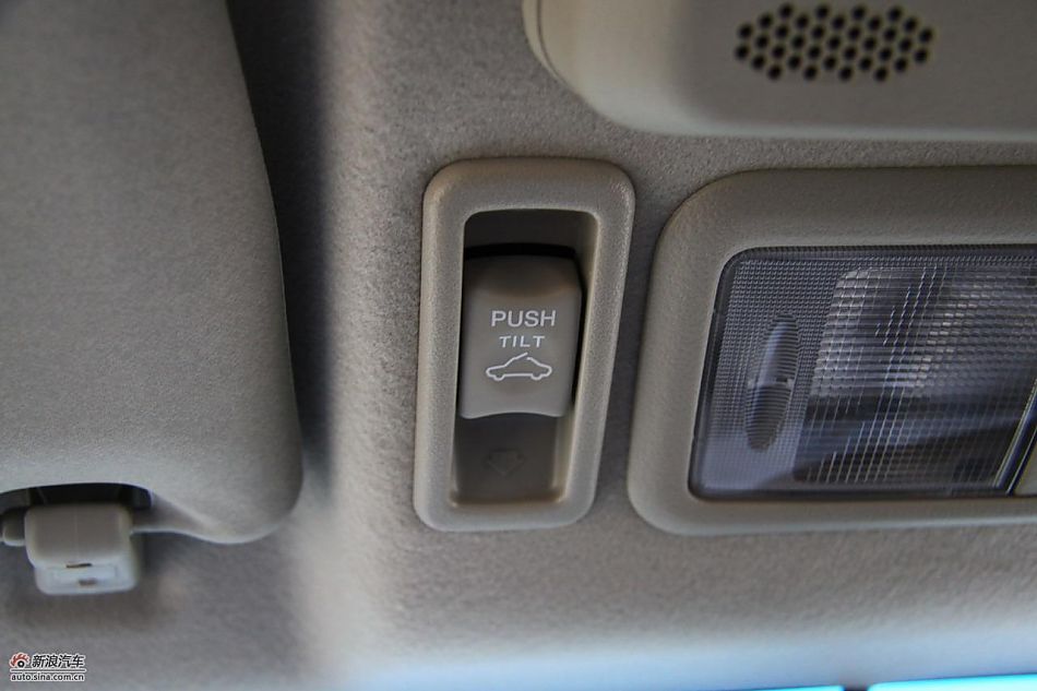 进口三菱帕杰罗内饰实拍图