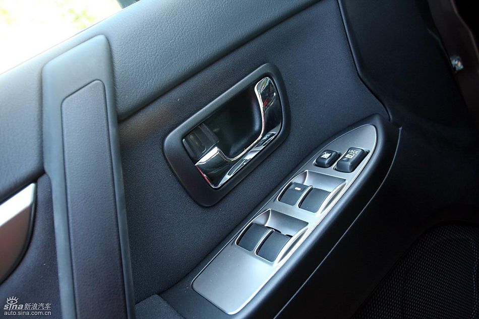 2010款三菱帕杰罗3.0豪华版内饰