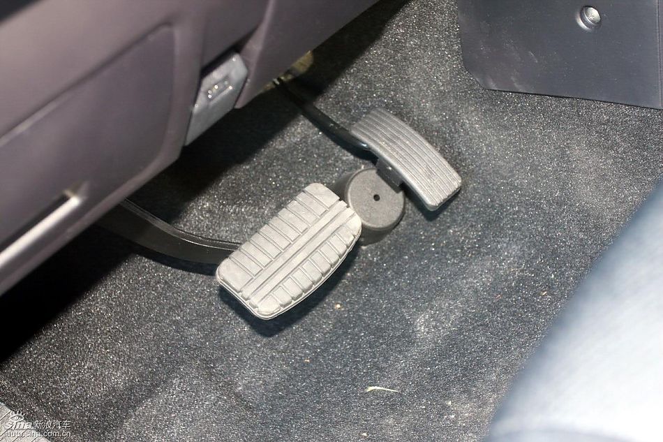 2010款三菱帕杰罗3.0豪华版内饰