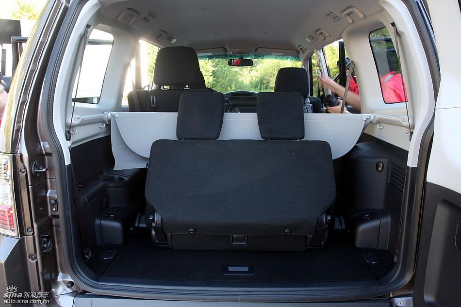 2010款三菱帕杰罗3.0豪华版内饰